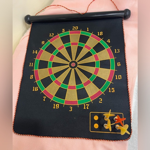 Magnetic Dartboard with Darts - Picture 4 of 5